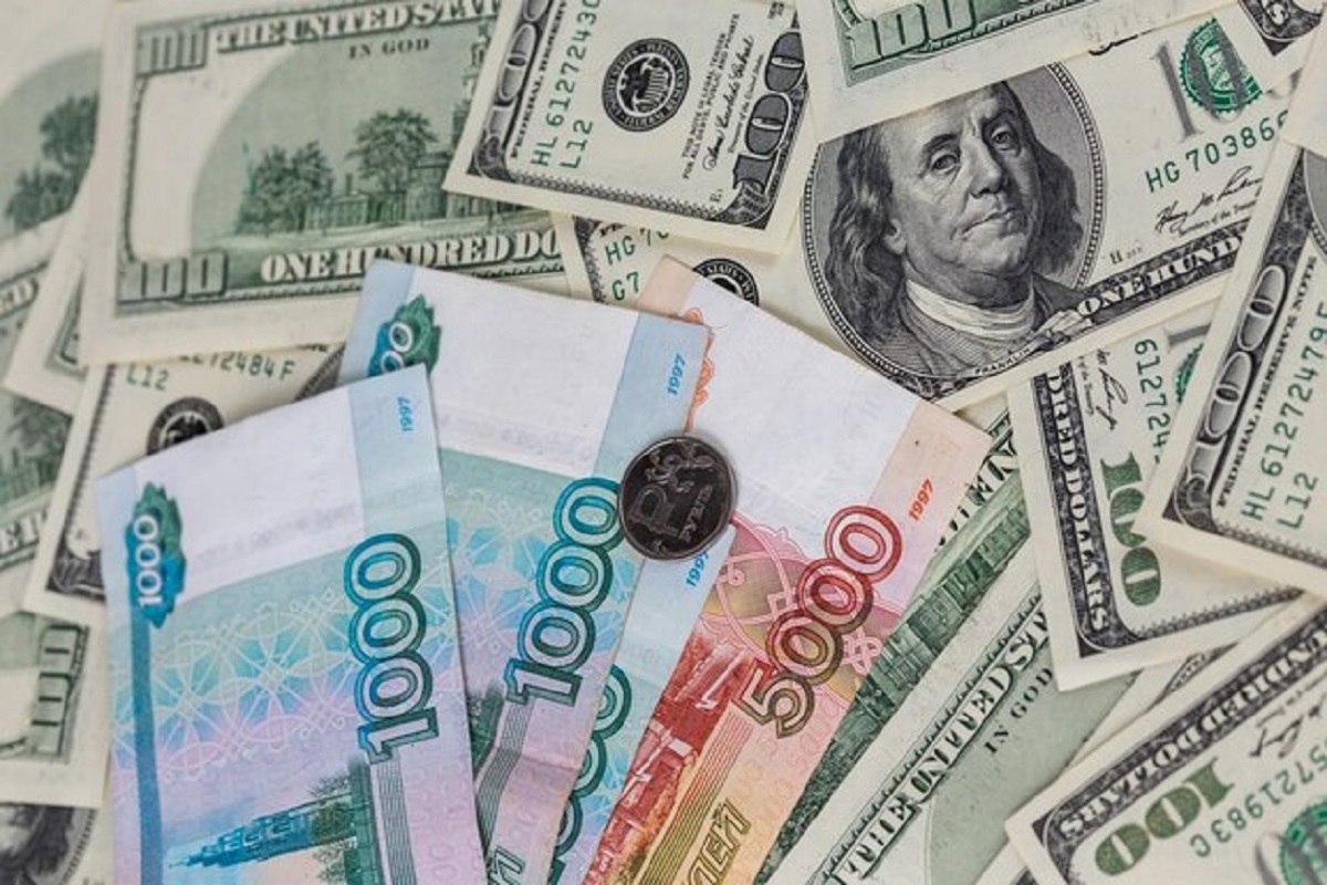 Рубль идет в пике: что делать с деньгами