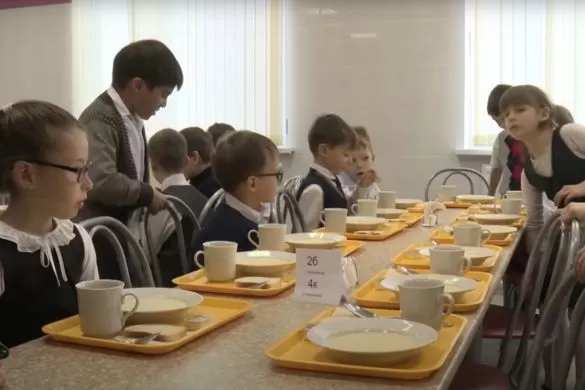 Главный педиатр Москвы дал рекомендации по питанию родителям школьников