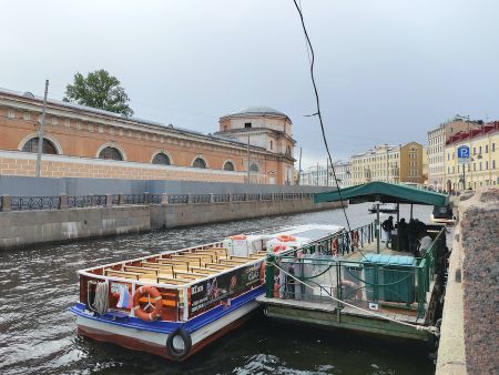 Туристы начинают свое знакомство с каналами Петербурга с лицезрения аварийного Конюшенного ведомства