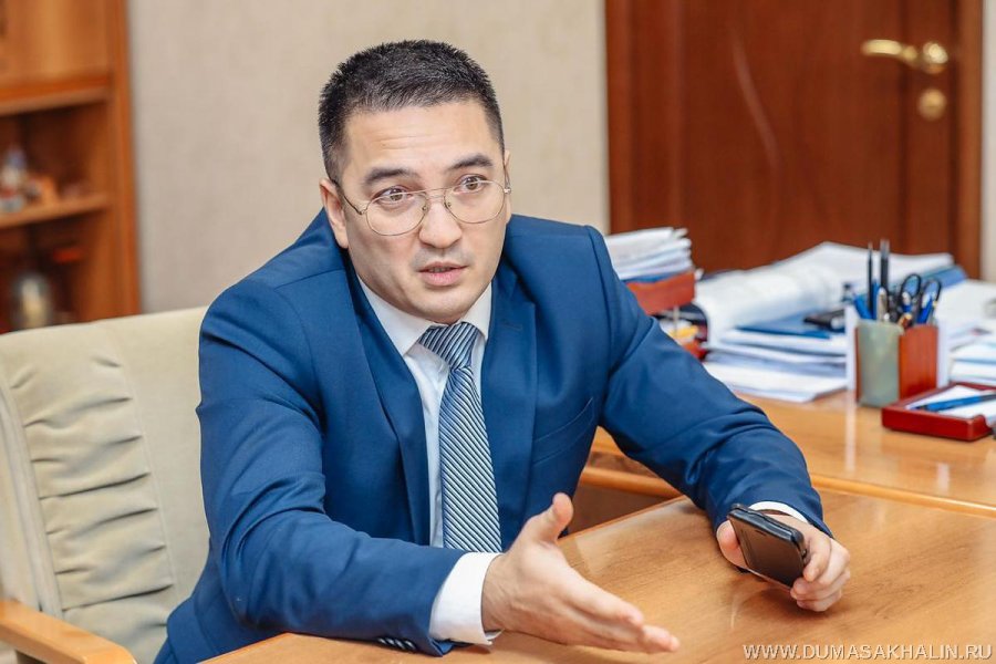В Южно-Сахалинске депутат швырнул в женщину стакан с кофе
