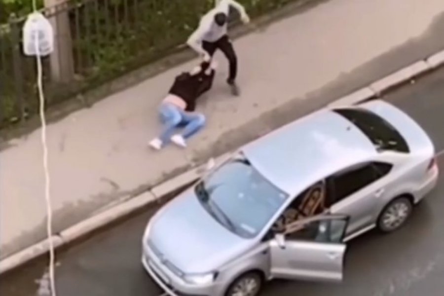Мужчина избил машину. Санкт-Петербург избил таксист. Петербурге таксист. Избил автомобиль таджику.
