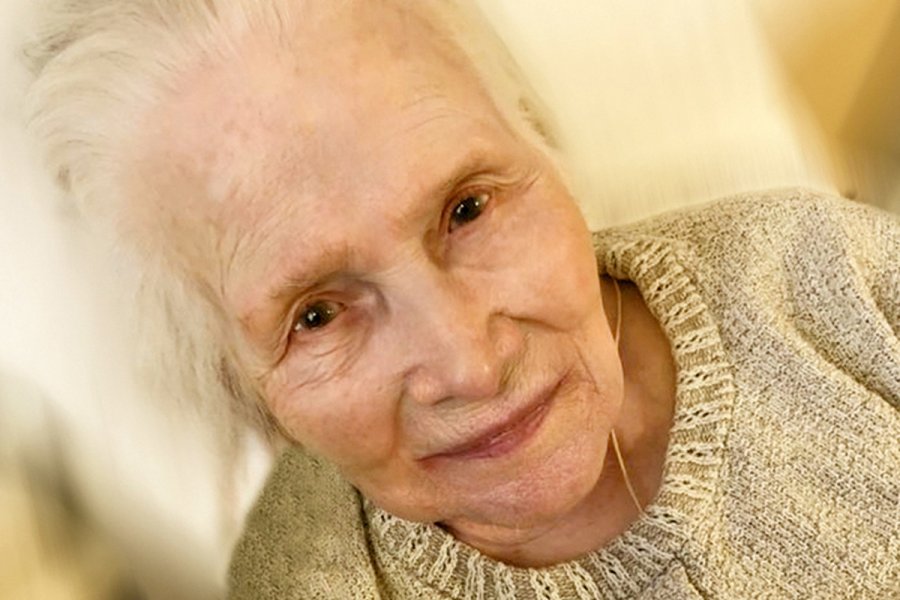 100-летняя актриса Мазаева, выигравшая по вакцинации 100 тысяч рублей, так и не получила деньги