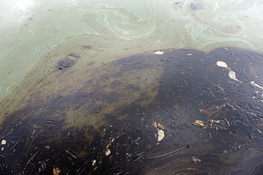 Взрыв на поверхности воды. Экологическая катастрофа разлив нефти. Разливы нефтепродуктов финского залива. Разлив нефти в Баренцевом море. Нефтяные пятна в океане.