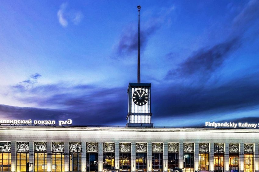 «Плановые ремонтные работы»: почему башенные часы Финляндского вокзала остались без стрелок