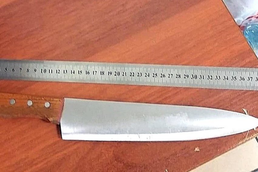 Пытаясь привить культуру поведения посетителям, сотрудник петербургского кафе взялся за нож