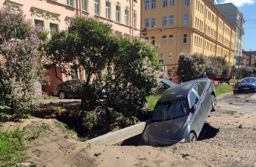 В Адмиралтейском районе Санкт-Петербурга иномарка провалилась под землю вместе с асфальтом