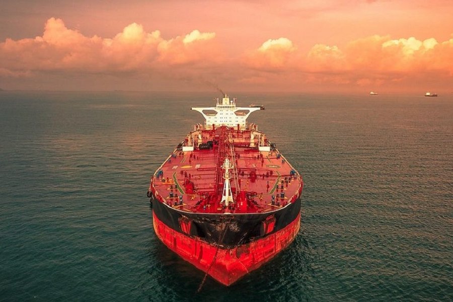 Bloomberg: перевозящие нефть из России танкеры все чаще стали пропадать из поля зрения