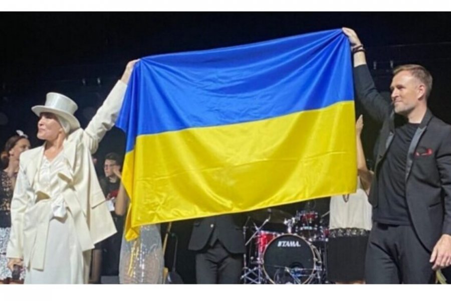 Муж Вайкуле объяснил ее выход с флагом Украины на концерте в Литве