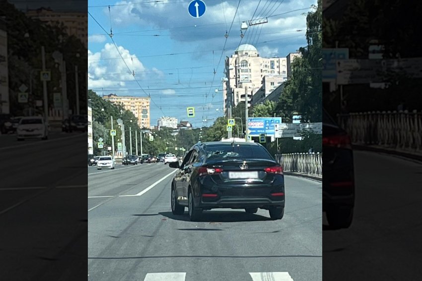 В Санкт-Петербурге двое неизвестных с топором ограбили водителя иномарки прямо посреди проезжей части