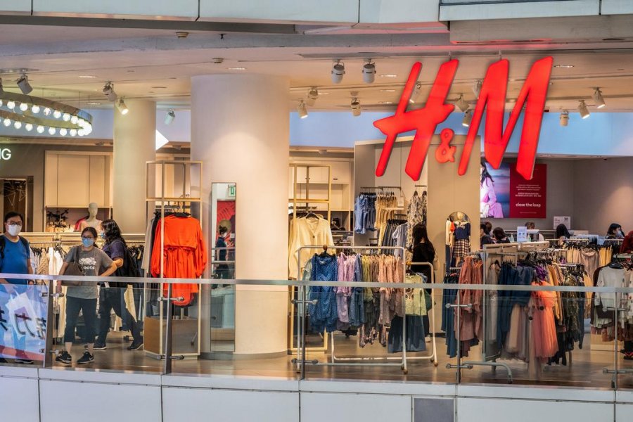Компания H&M уйдет из Белоруссии после распродажи остатков одежды