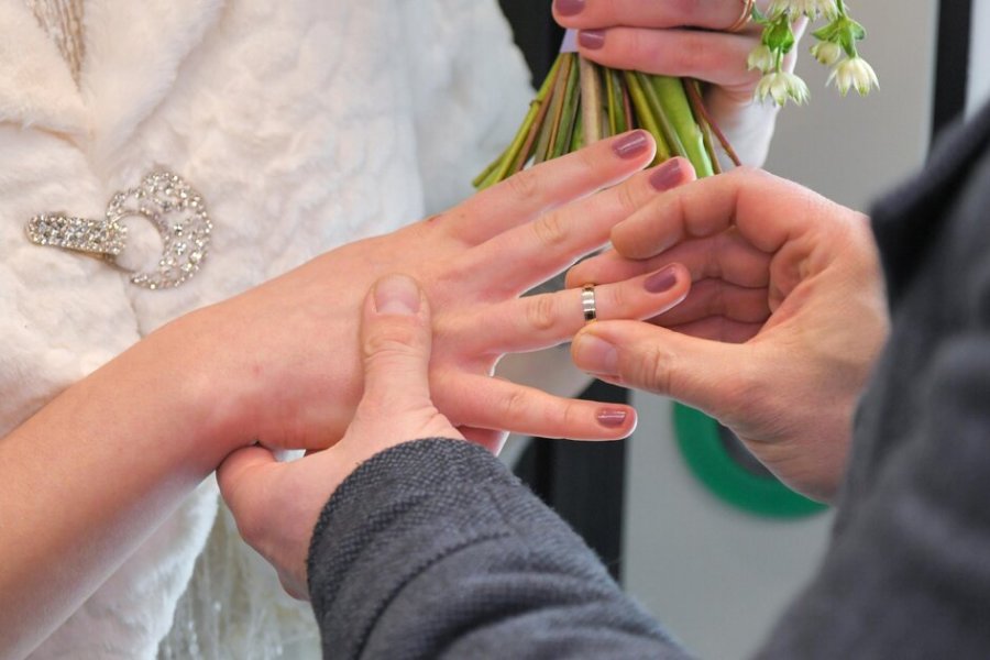 В Красноярске сразу после объявления мобилизации массово заключают браки