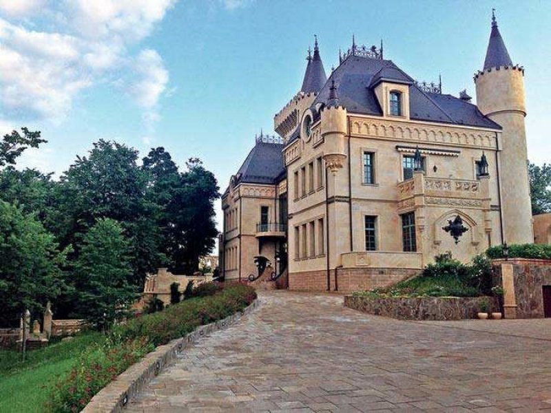 Депутат: Человек давал за замок Пугачевой 700 млн, но ему не уступили