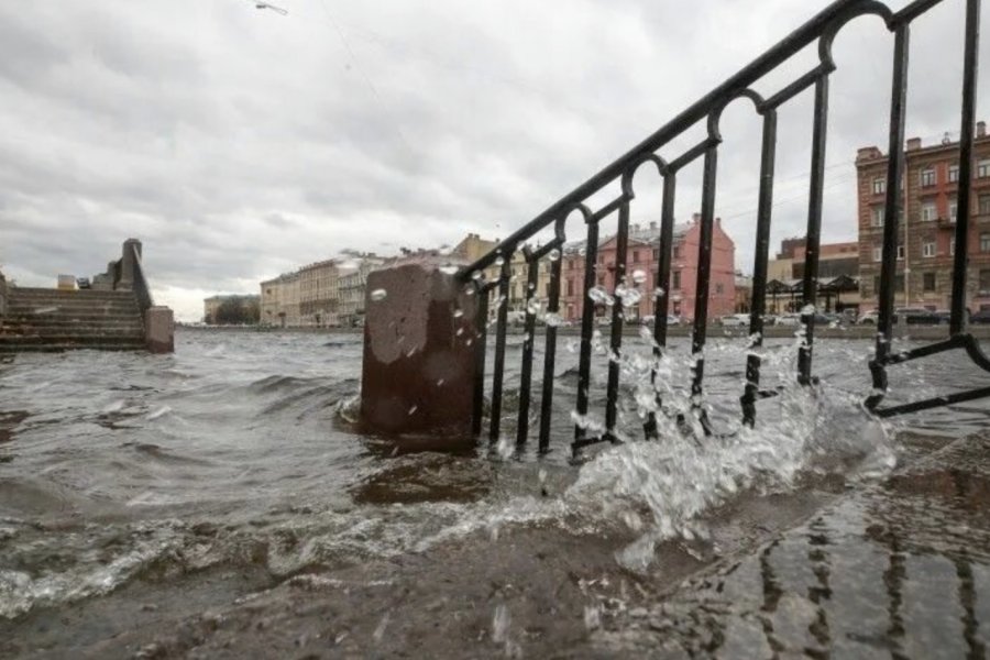 Ветер в санкт петербурге сегодня. Потоп в Санкт Петербурге 2022. Потоп в Санкт-Петербурге 2021. Шторм на Неве в Санкт-Петербурге.