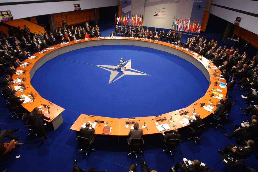 Politico пишет, что в НАТО намечается серьезный раскол по поводу того, как вести себя с Китаем