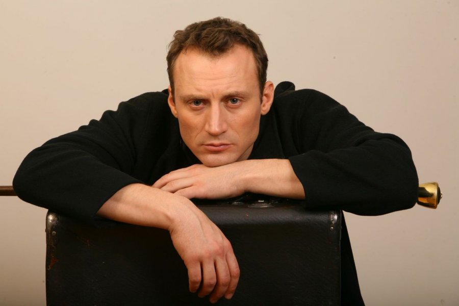 Актер Анатолий Белый объяснил, почему перед побегом в Израиль доработал до конца сезона в МХТ