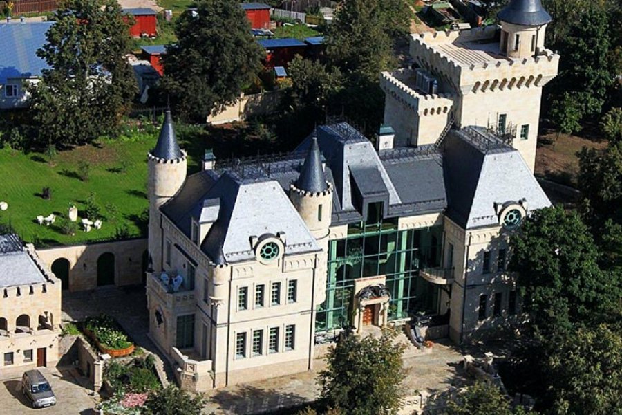 В документах о недвижимости Примадонны Аллы Пугачевой не числится замок в деревне Грязь