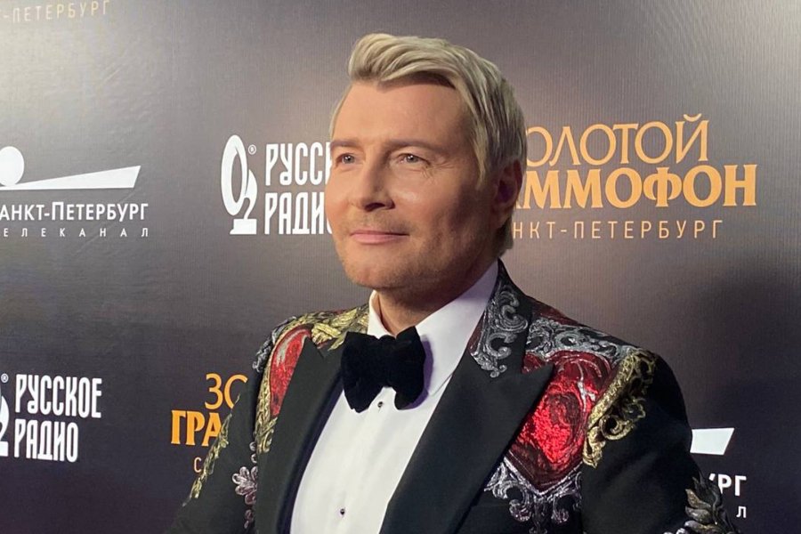Passion: 46-летний певец Николай Басков осыпал поцелуями замужнюю артистку Юлианну Караулову