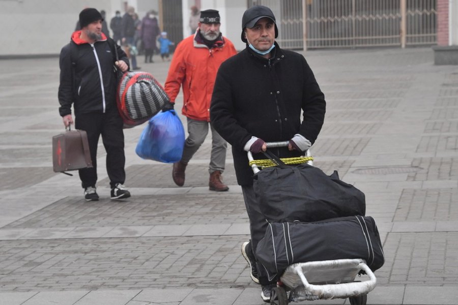 В русском городе Новосибирске разрастается мигрантский анклав: Нелегалы захватывают новые территории