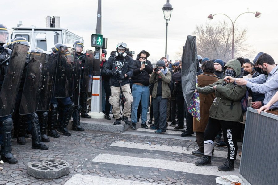 Протестующие во Франции спели песню, напоминающую «Катюшу»