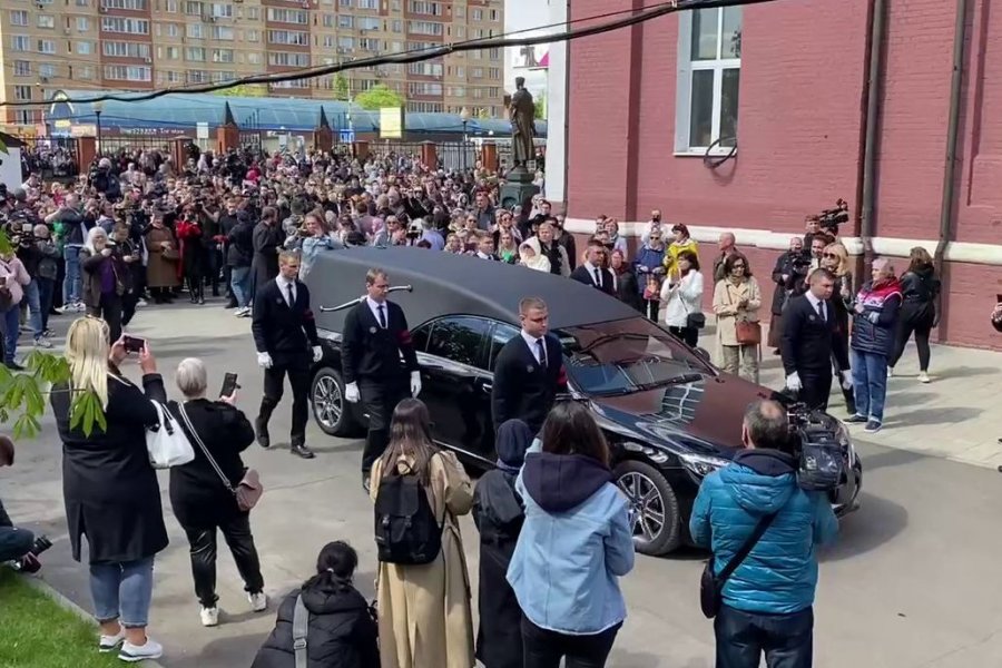 Зайцев похоронили. Московские знаменитости. Пугачева на похоронах.