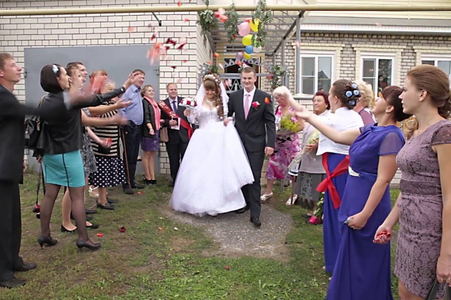 Екатеринбуржцы показали, как в лихие 90-е годы праздновали свадьбы