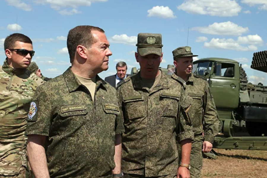 МК: Надевший военную форму Дмитрий Медведев дал знак о начале контрнаступления армии ВСУ