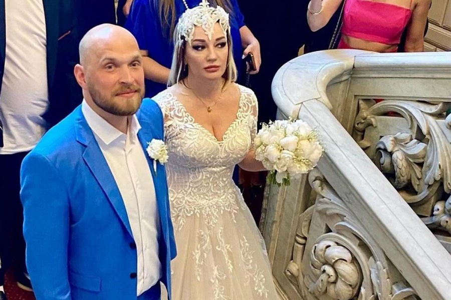 Буланова заплатила более 150 тысяч за свадебное платье