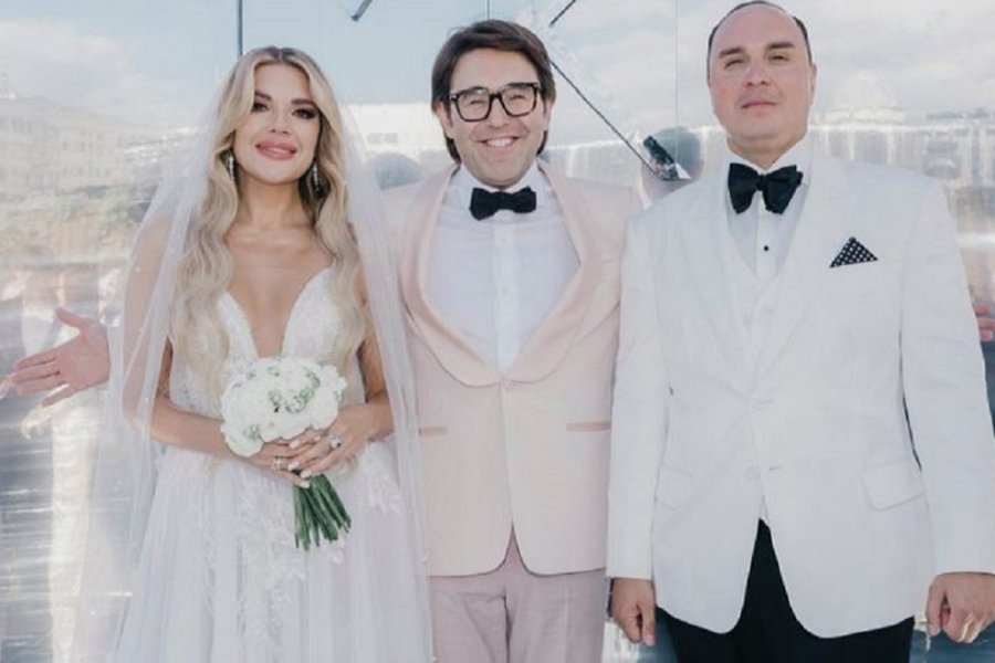 Одетый в розовый костюм Андрей Малахов произвел фурор на свадьбе Гусевой