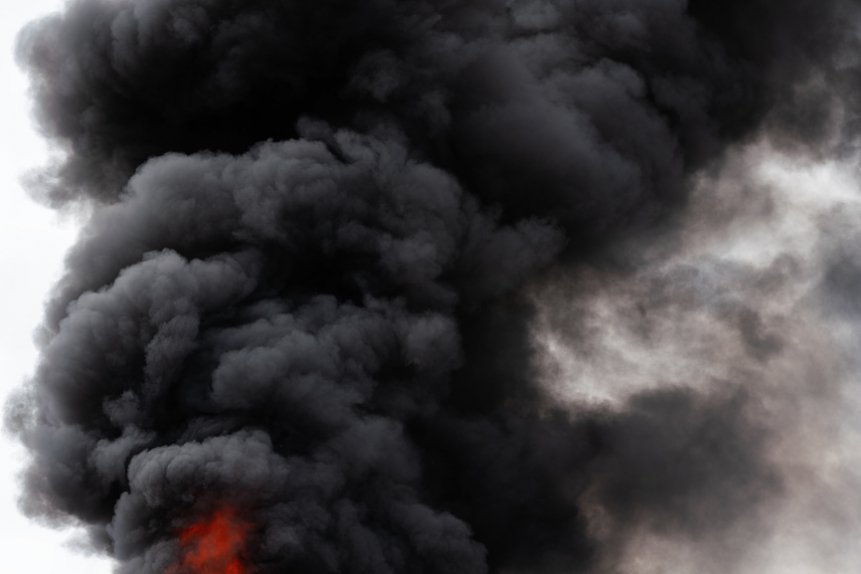Производственное здание горит близ метро «Купчино» в Санкт-Петербурге