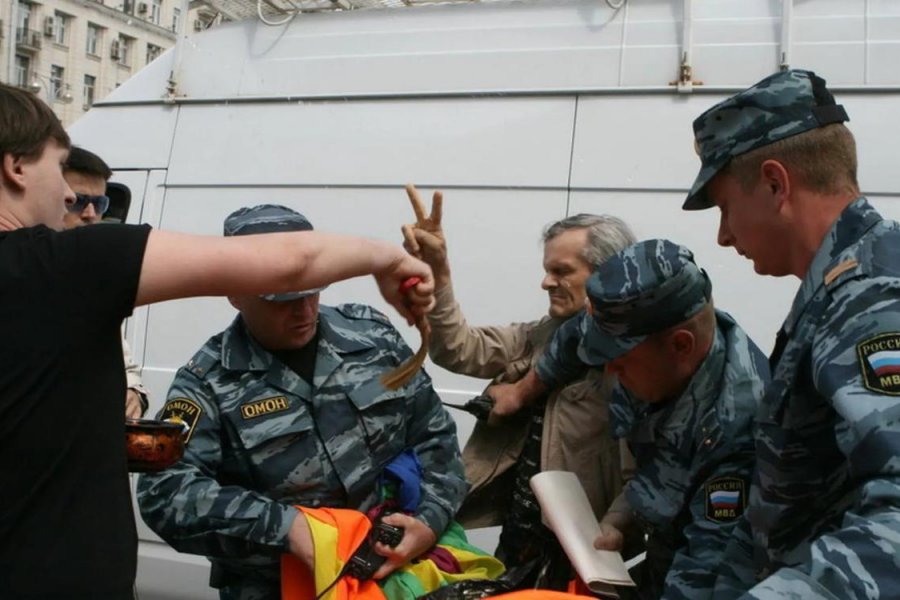 Мизулина сообщила, что полицейские задержали участников съемок с ЛГБТ-флагами в Москве