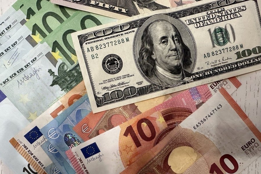 Новые курсы валют не вместились в табло обменников Петербурга
