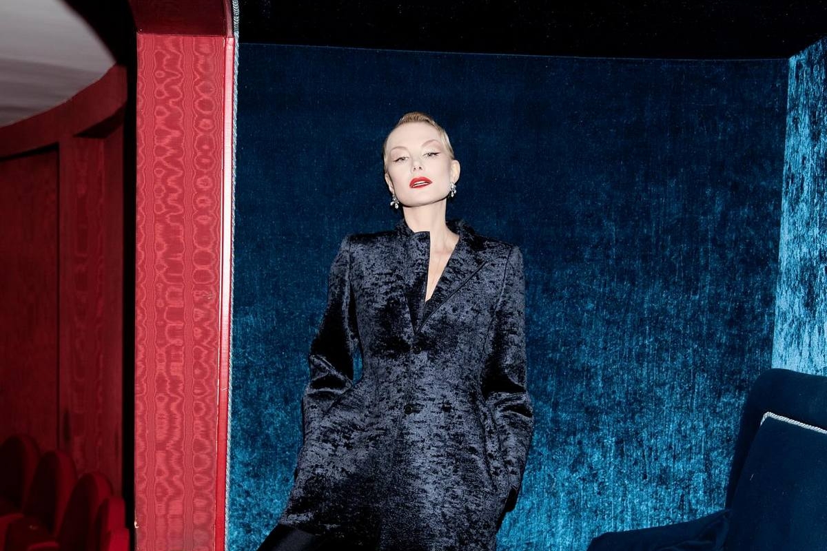 Актриса Рената Литвинова произвела фурор в бархатном мини-платье - на ее фигурке даже бесформенный мешок будет смотреться, как тяжелый люкс
