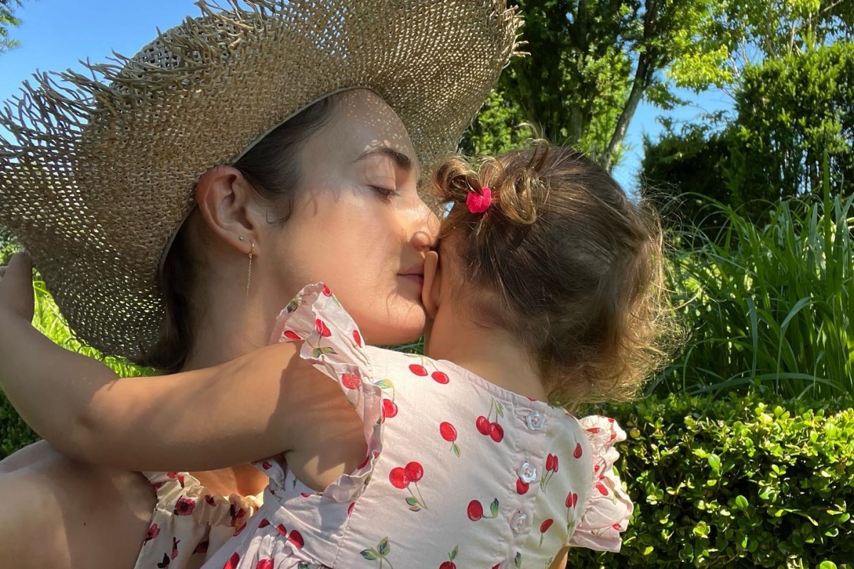 Ольга Зуева с дочерью от Данилы Козловского устроила фотосессию в парке Нью-Йорка